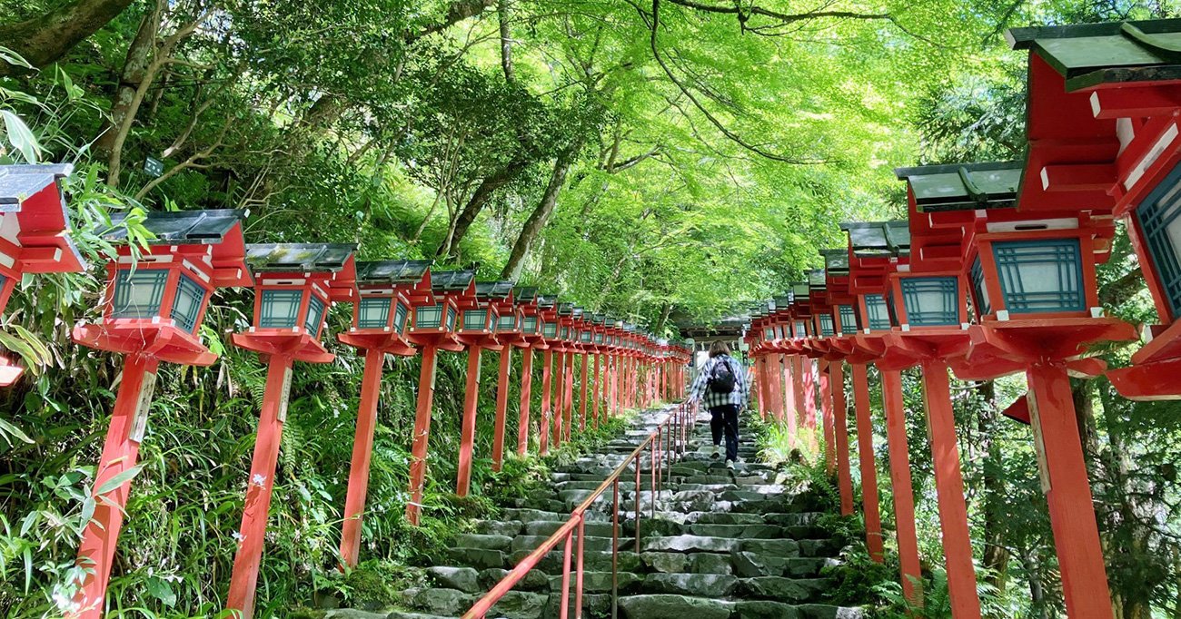 【京都屈指のパワースポット】「貴船神社」で恋愛運を爆上げ！ふらり、癒やしの川床でカフェタイム