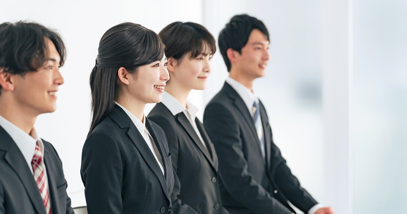 椅子に座って面接を受ける就職活動中の学生たち