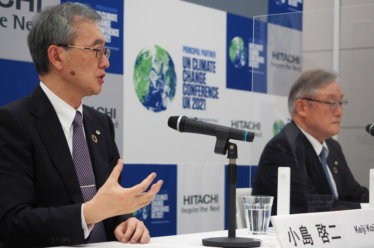 日立新社長に就任する小島啓二氏(左)と東原敏昭会長。小島氏はデジタル化のソリューション事業「ルマーダ」の生みの親だ