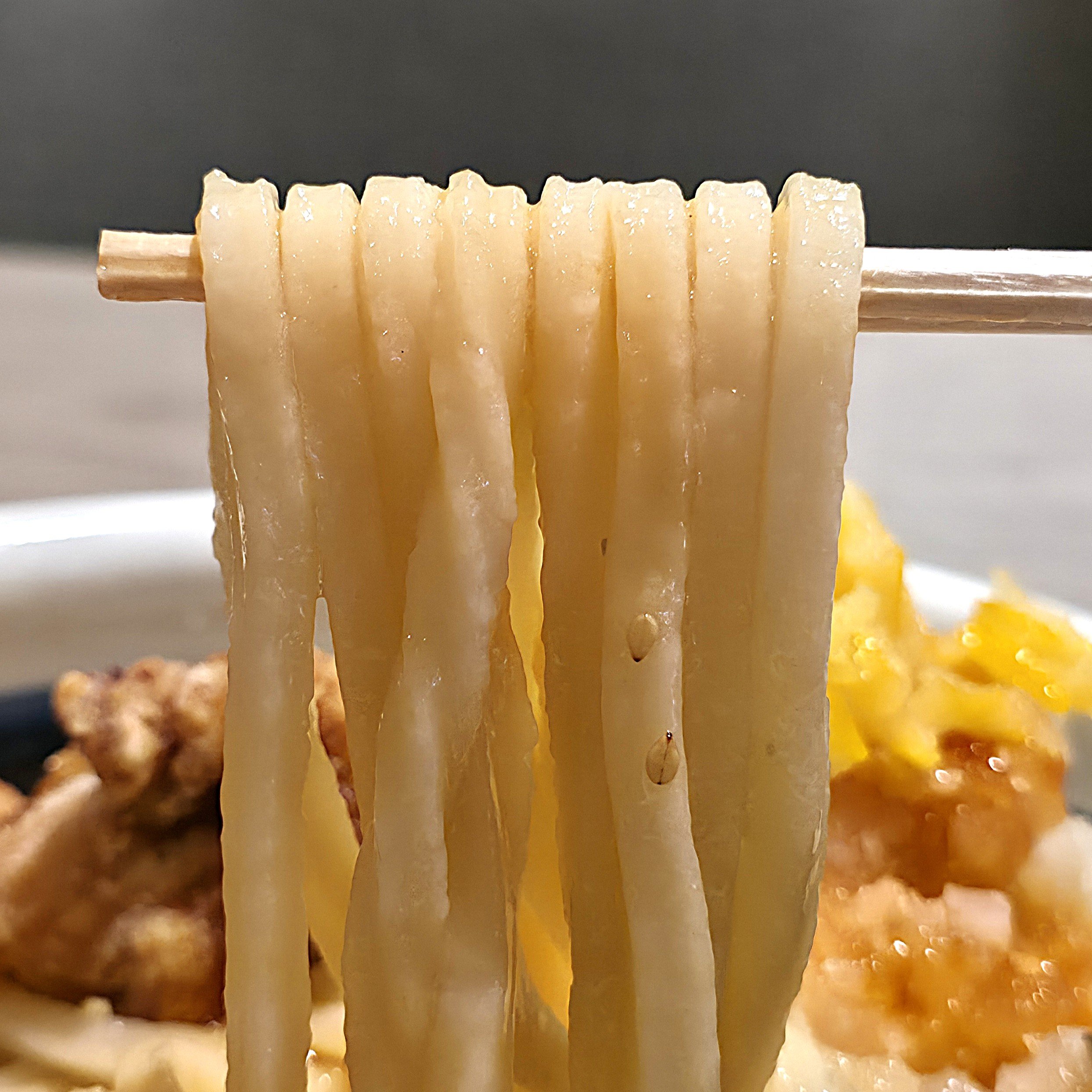 「完成度が高い」「毎日食いたい」丸亀製麺の“1300kcal超えメニュー”具材たっぷりでボリューム満点!「本当に神の食べ物」《実食レビュー》
