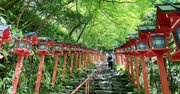 【京都屈指のパワースポット】「貴船神社」で恋愛運を爆上げ！ふらり、癒やしの川床でカフェタイム