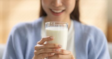 カルシウムだけでは不十分！ 更年期の骨対策に必要な2つのビタミンとは？