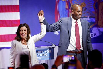 米各地で州知事予備選、NYは現職勝利