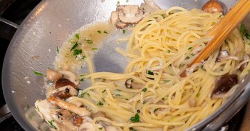 【鳥羽シェフ直伝「激ウマ」レシピ】たっぷりニンニクとオリーブオイルに、マジでおかわり5秒前!