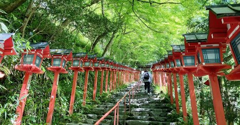 【京都屈指のパワースポット】「貴船神社」で恋愛運を爆上げ！ふらり、癒やしの川床でカフェタイム
