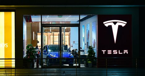 マスク氏のEVコスト半減宣言、競合に手痛い一撃