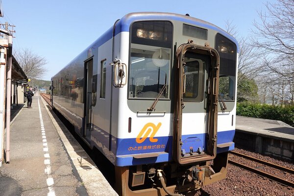 能登中島駅構内に停車する車両