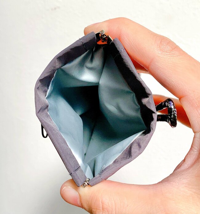 パカッと開いて使いやすい！ダイソーの“ミニ財布がわりになるポーチ”お薬の持ち歩きにも便利！《購入レビュー》