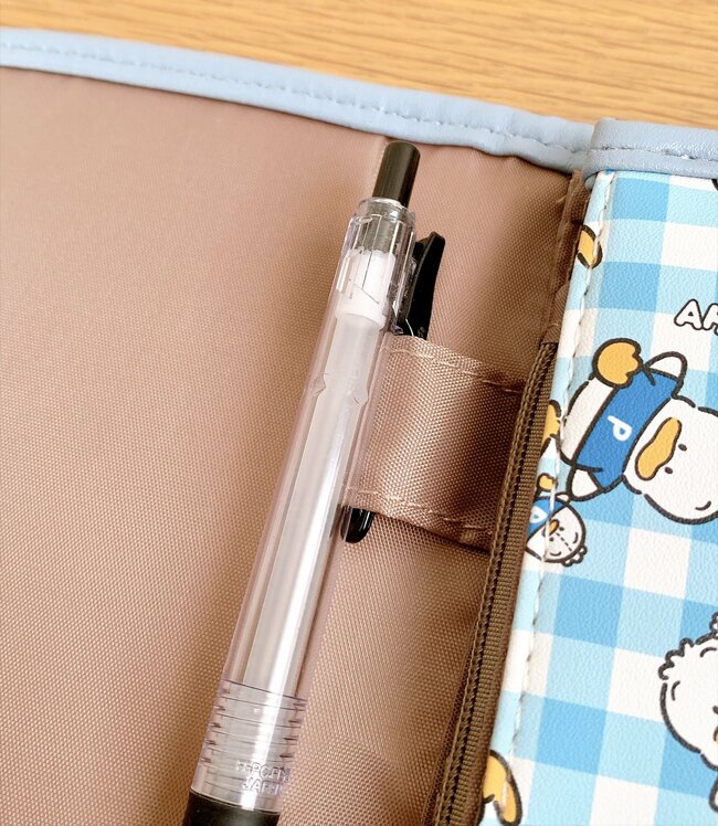 【しまむら】お薬手帳と診察券45枚がスッポリ！1089円の「ポケットたくさんケース」昭和レトロなデザインがたまらない！《購入レビュー》