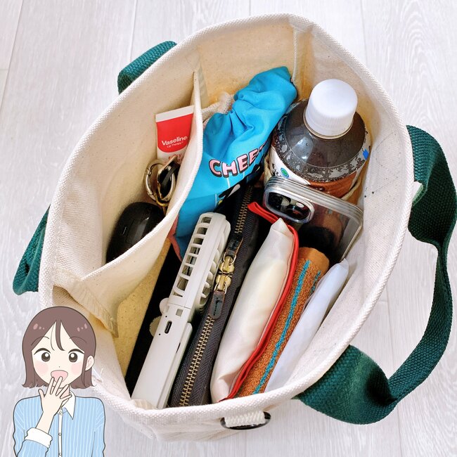 中でペットボトルが倒れない！スターバックスの“荷物がしっかり入るミニバッグ”が見た目以上の収納力！「使いやすさバツグン」「理想の大きさ」「買って良かった」【購入レビュー】