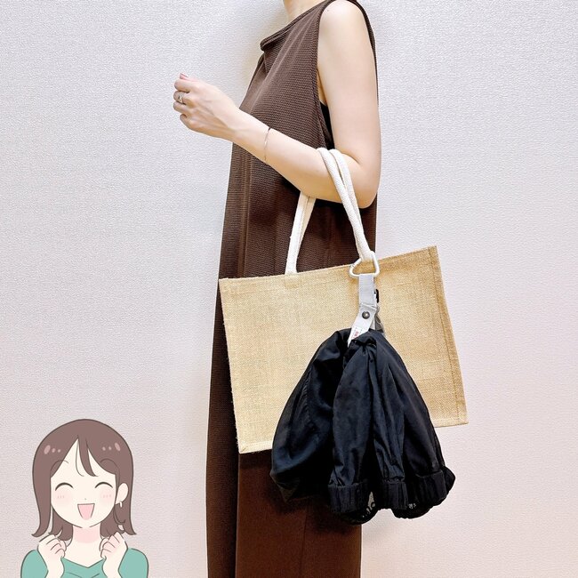 「1年中使えて便利」3COINSの“天才ホルダー”ペットボトルや羽織りの持ち歩きに大助かり！「こういうのほしかった」「色違いで2つ購入しました」