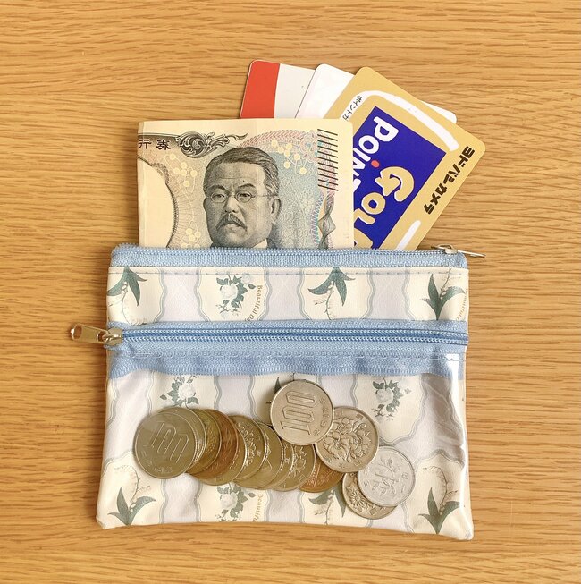 カードや診察券が50枚も入った…!セリアで見つけた「ミニ財布になるポーチ」小銭の量がひと目でわかって便利!《購入レビュー》