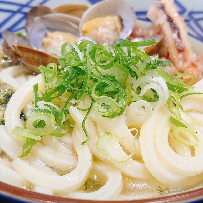 「しばらくランチはリピートする」の声も。丸亀製麺の“豪快すぎるメニュー”旨すぎて汁まで飲み干しちゃった！「好きなものしかのっていない」「1杯で夏を味わえる」《実食レビュー》