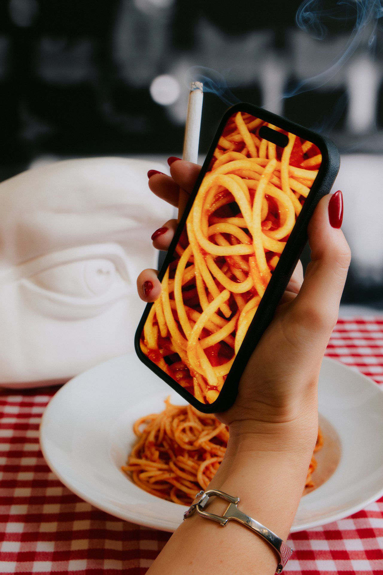 スマホは新たな「たばこ」、禁止する米レストラン