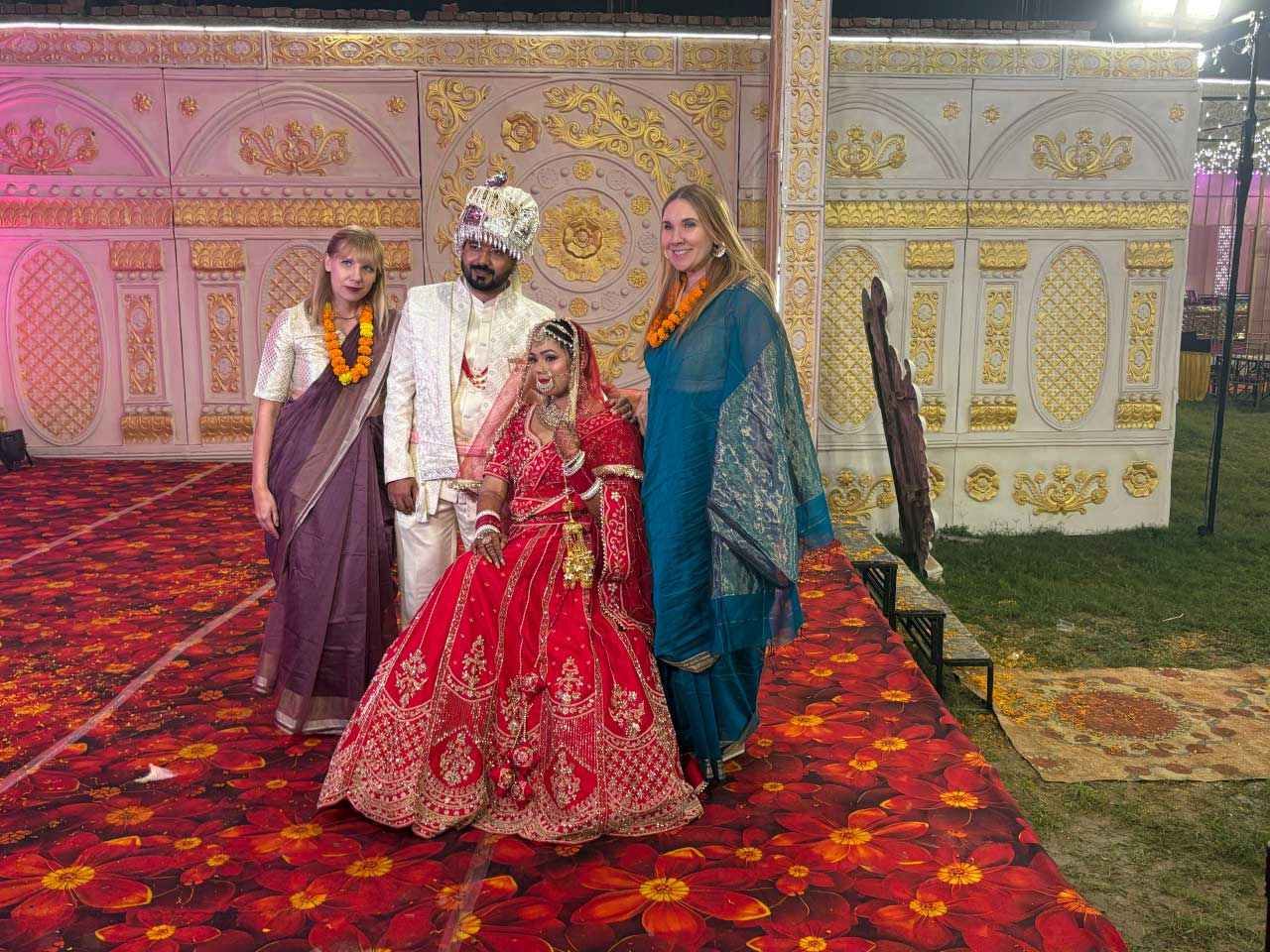 ニューデリーで開かれた結婚式で花嫁のランジャナ・シンさんと花婿のビケシュ・カプールさんと共に写真に収まる米国人のバチェビシャスさん姉妹