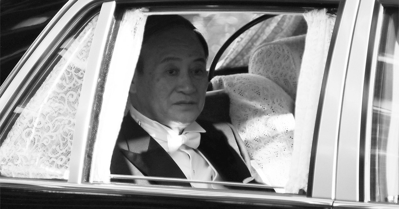天皇陛下の即位を祝うパレード「祝賀御列の儀」で、車中から沿道を見る官房長官の菅義偉