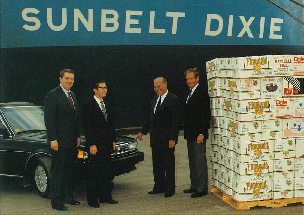 自動車運搬船「サンベルト・ディクシー」の前で写真に写るトヨタと米国の柑橘輸出プロジェクトの関係者