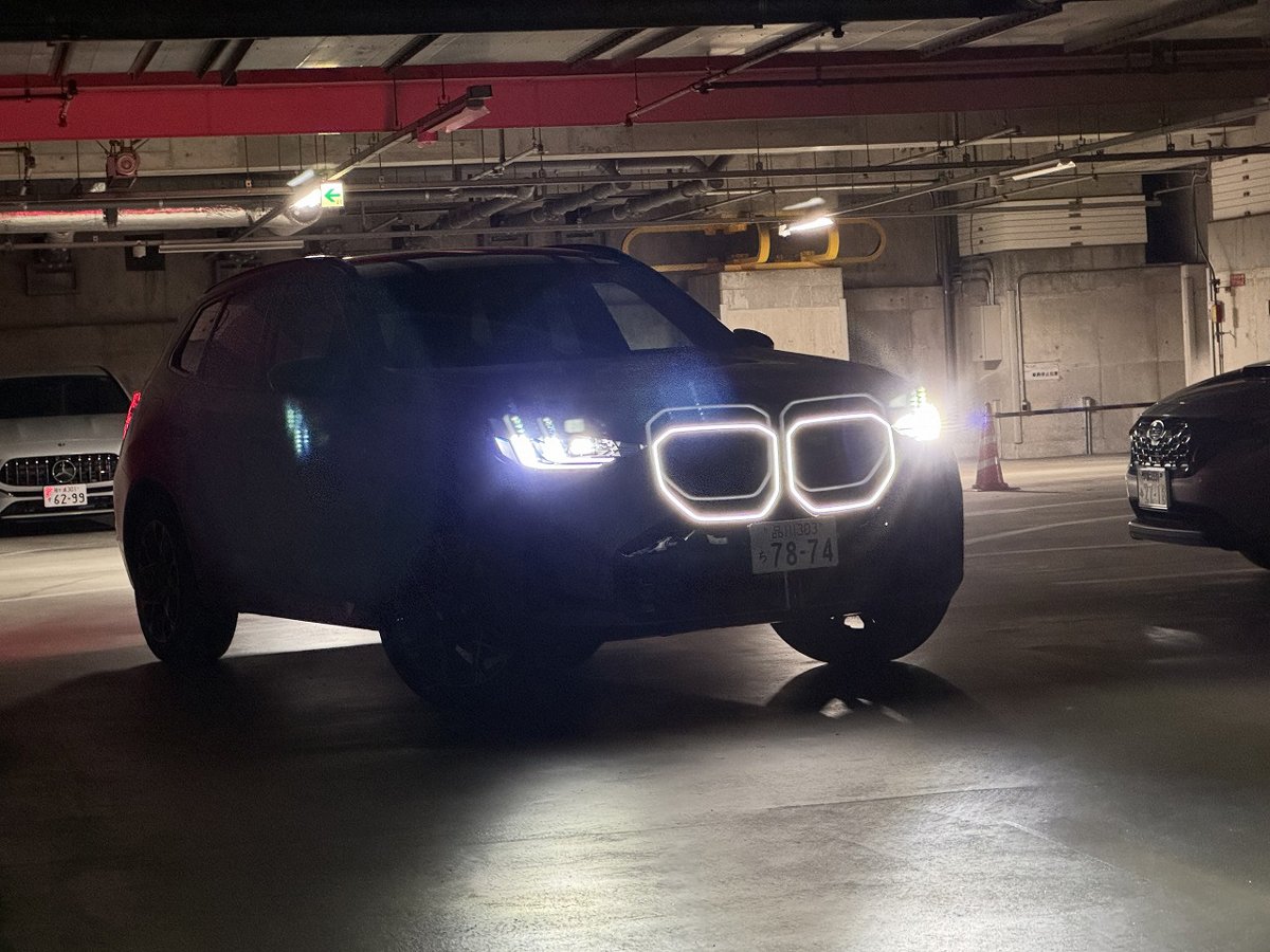 夜の駐車場でX3を受け取った