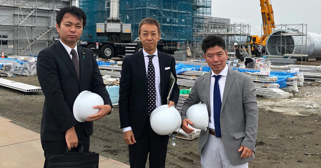 ロボットテストフィールド内の建設中試験用プラントを視察する菅原潮氏