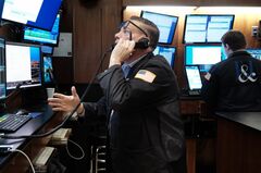 NYダウ760ドル超下げ、利上げ長期化懸念で