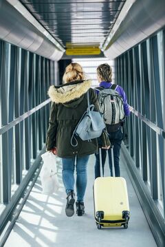 機内のリュックに注意　うっかり他人を殴るかも