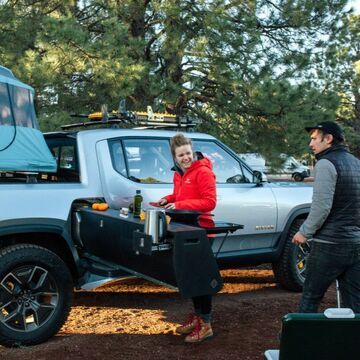 キッチンが引き出せる電動ピックアップトラック「R1T」