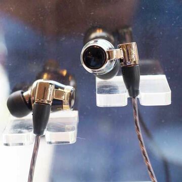 実売18万円の高級イヤホン「WOOD」が、ビクターブランドで登場