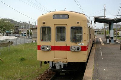 西鉄貝塚線はかつて「宮地岳線」として10km先の津屋崎駅まで運行していた。2007年に区間廃止