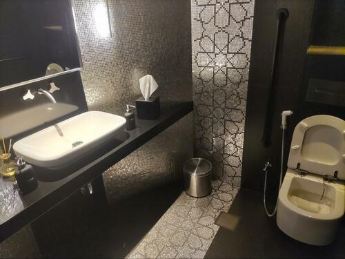 ドバイの「ブルジュ・ハリファ」は東京スカイツリーより200メートルほど高く、トイレは豪華絢爛（提供＝筆者）