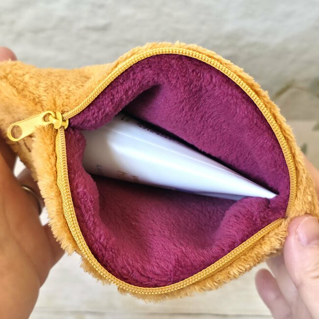 「再現度高すぎる」「つい衝動買い」キャンドゥの“たい焼きポーチ”が衝撃的なかわいさだった！「もう1個買ってこればよかった」