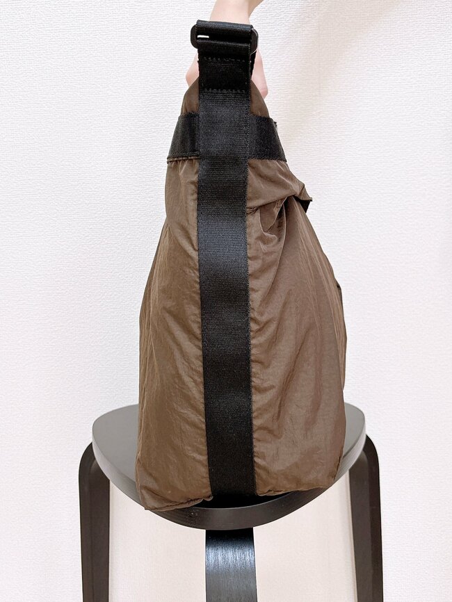 「毎日使っちゃう」「2色買いしました」ユニクロの“大容量ショルダーバッグ”が使い勝手バツグン！「肩にかけているのを忘れるぐらい軽快です」《購入レビュー》