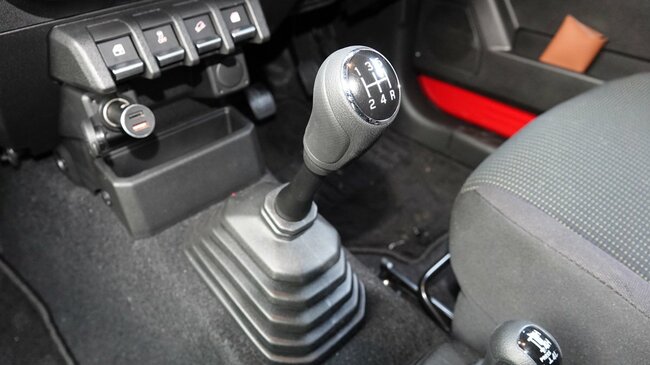 トランスミッションはジムニーシエラと共通