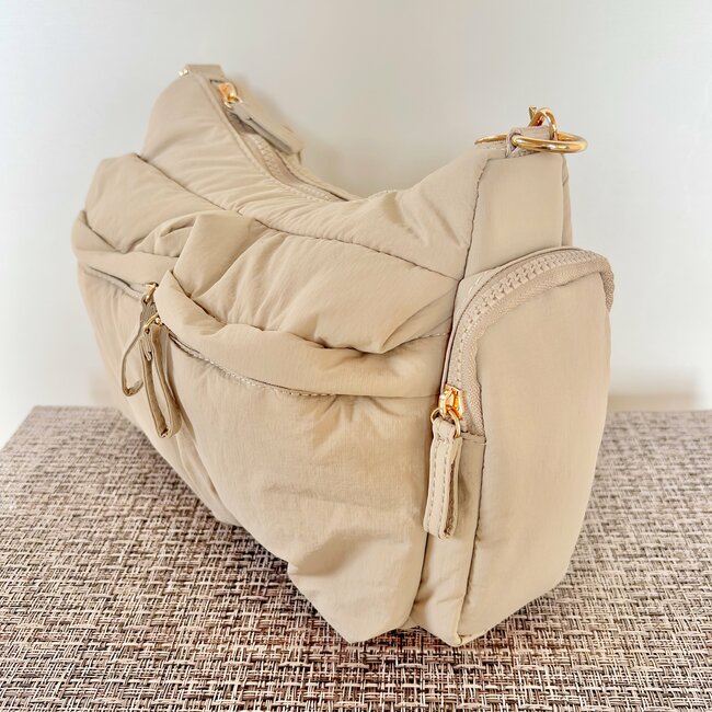 「再入荷で買えました」3COINSの“ポケットたくさんバッグ”収納力すごすぎる！「毎日使っています」「買って正解でした！」