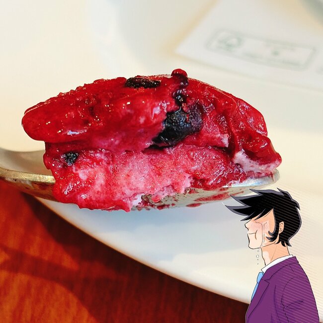 「想定外のサイズでした」「でかすぎんだろ」ロイヤルホストの“てんこ盛りスイーツ”ボリュームすごくて笑った！「圧倒的存在感」