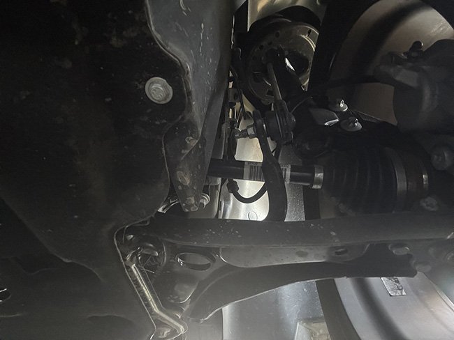 C3のフロントセクション。PHCダンパーが、伸び・縮み両方向の衝撃を油圧でプログレッシブに減衰。コンパクトカーの常識を覆す、しなやかで懐の深いハンドリングの要である　Photo by F.Y.