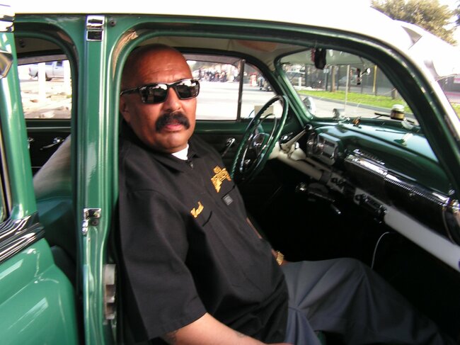 「車高が地面につくほど低い！」「ピカピカに光ってる…」LAの街で見た、古き良きアメ車マニアたちの“レジェンド級”なこだわり