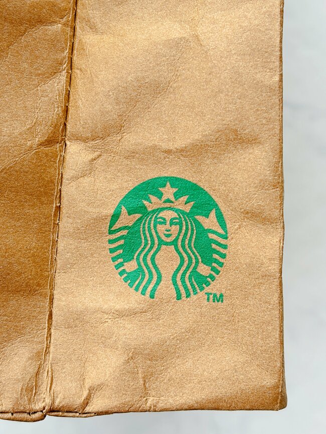 「めちゃくちゃ可愛いです！」スターバックスの“紙袋みたいなバッグ”デザインが好きすぎる！「欲しかったアイテム」「毎日愛用しています」