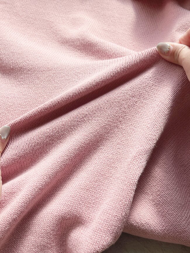 「二の腕がスッキリ見え」グローバルワークの“2200円ニット”ぽわんとした袖が可愛い！「細見えします」「とてもお気に入り」