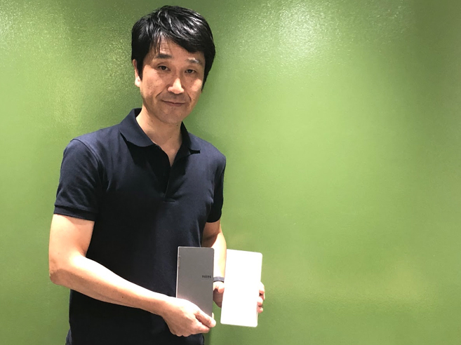 「ノーツ・バイ・バタフライボード」を持つバタ「ノーツ・バイ・バタフライボード」を持つフライボード代表取締役の福島英彦氏