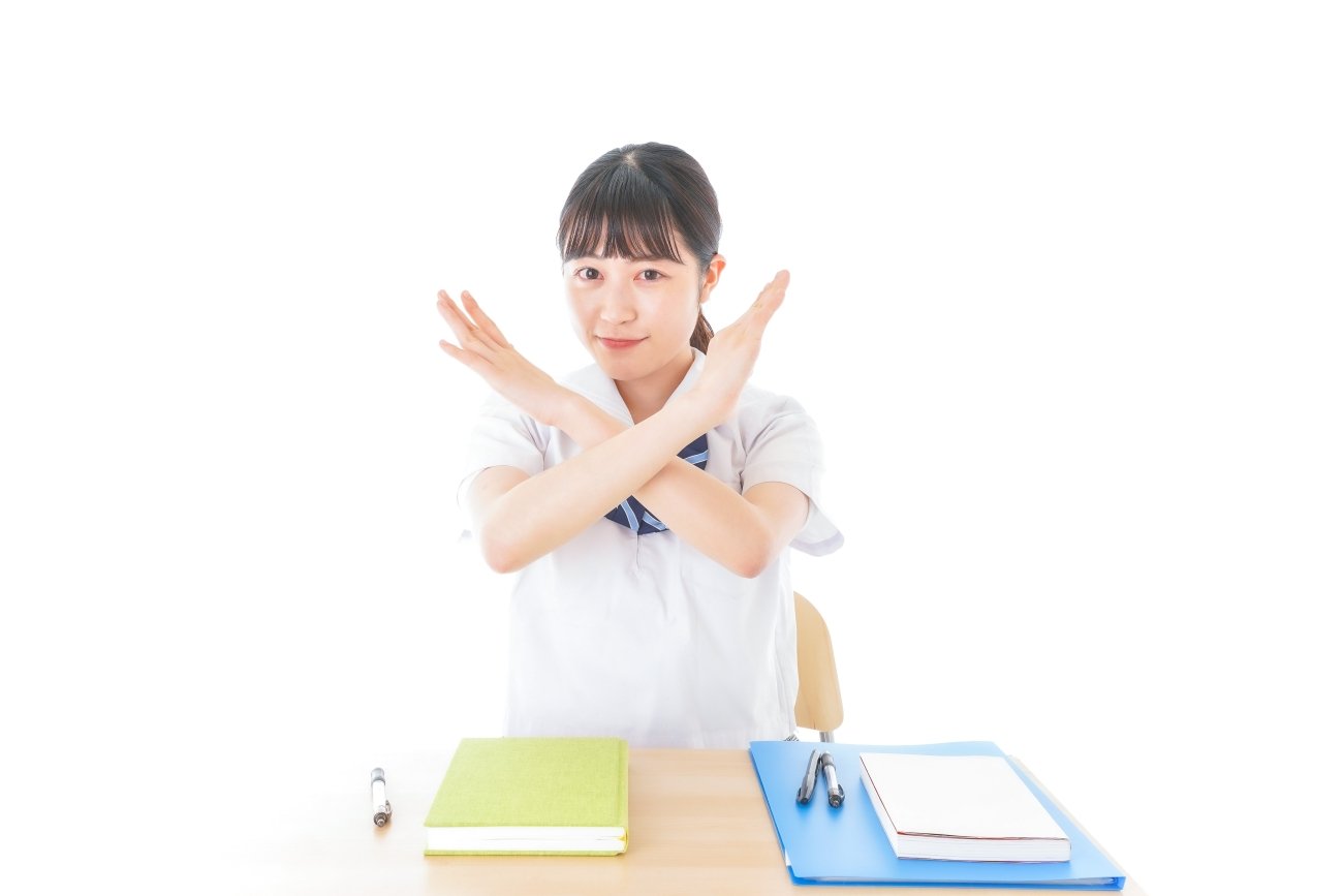 【2つ以上当てはまったら危険】「あの人とは絶対話したくない」と陰で避けられている人の特徴4選＜超NG行動＞