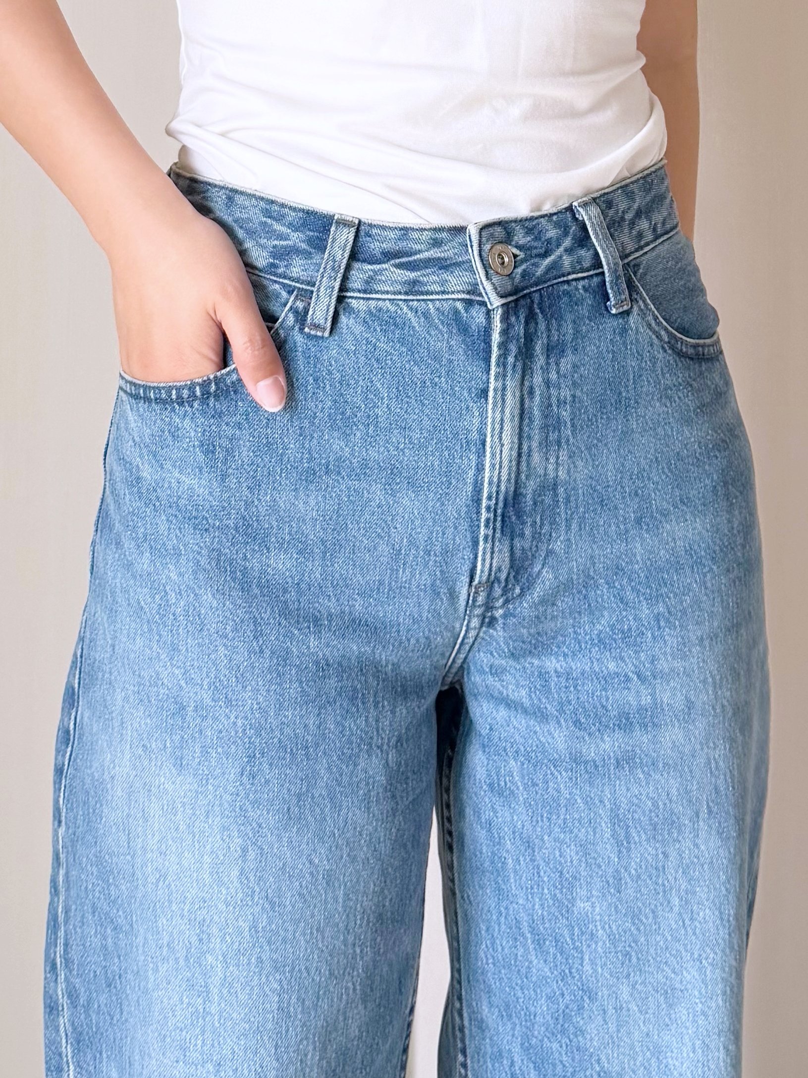 「2本買い足しました」「シルエットがきれい」ユニクロの“絶賛パンツ”脚のラインをカバーできて優秀！「気持ちいいし動きやすい」