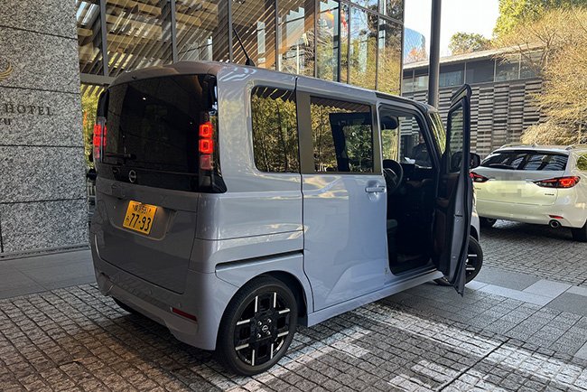 キャピトル東急のエントランスに横付けしても、ルークスはちゃんと「場」に馴染む。こうした瞬間に、クルマの奥深さが出るものです　Photo by F.Y.