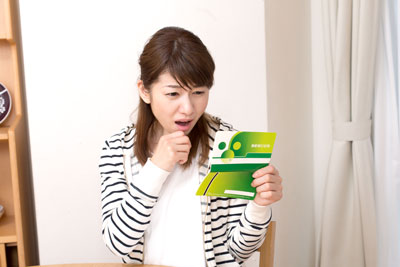 10年放置した銀行口座の預金通帳を見て困惑顔の女性