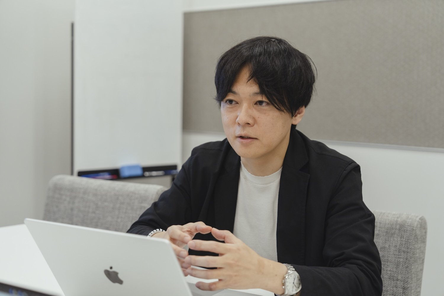 社内で「御社」と言われる異端のデザイン組織が、巨大インフラ企業に顧客志向の開発手法をインストールする