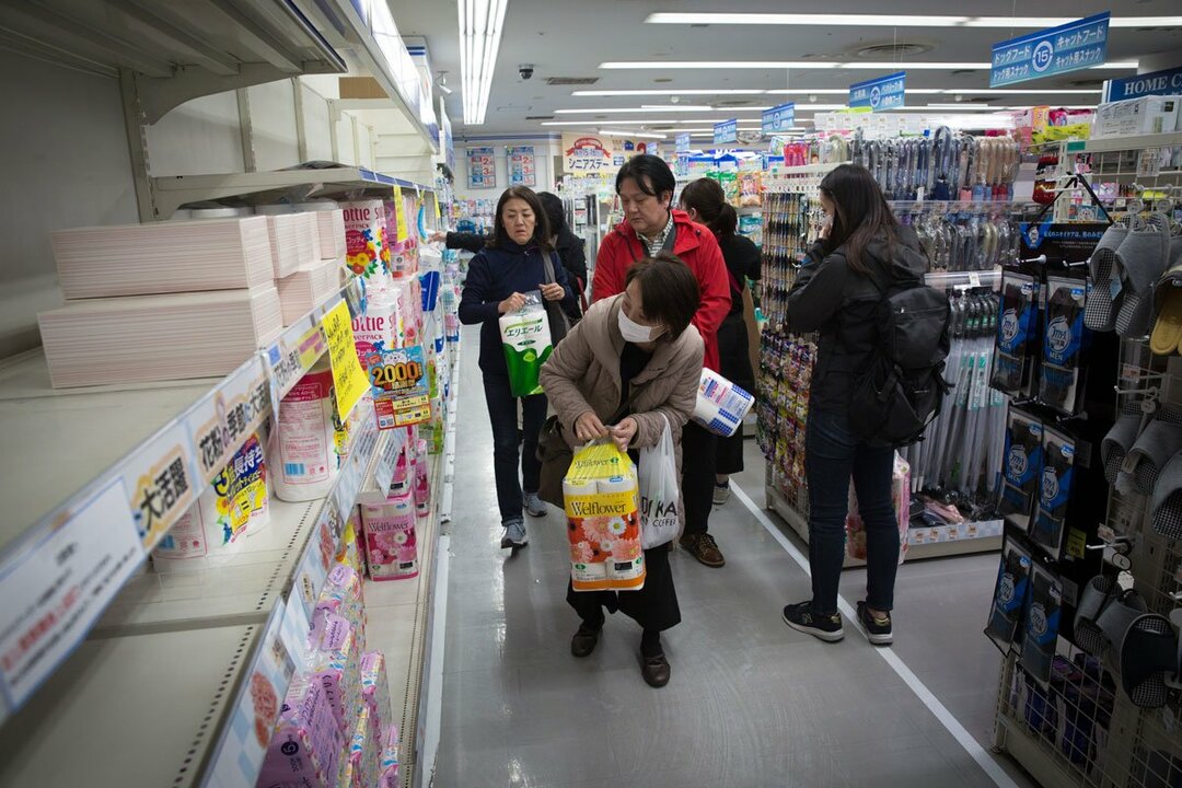 今回のコロナ騒動でマスクやトイレットペーパーを求めてドラッグストアに行き、店内の食品売り場の充実ぶりに気づく消費者も少なくないようです