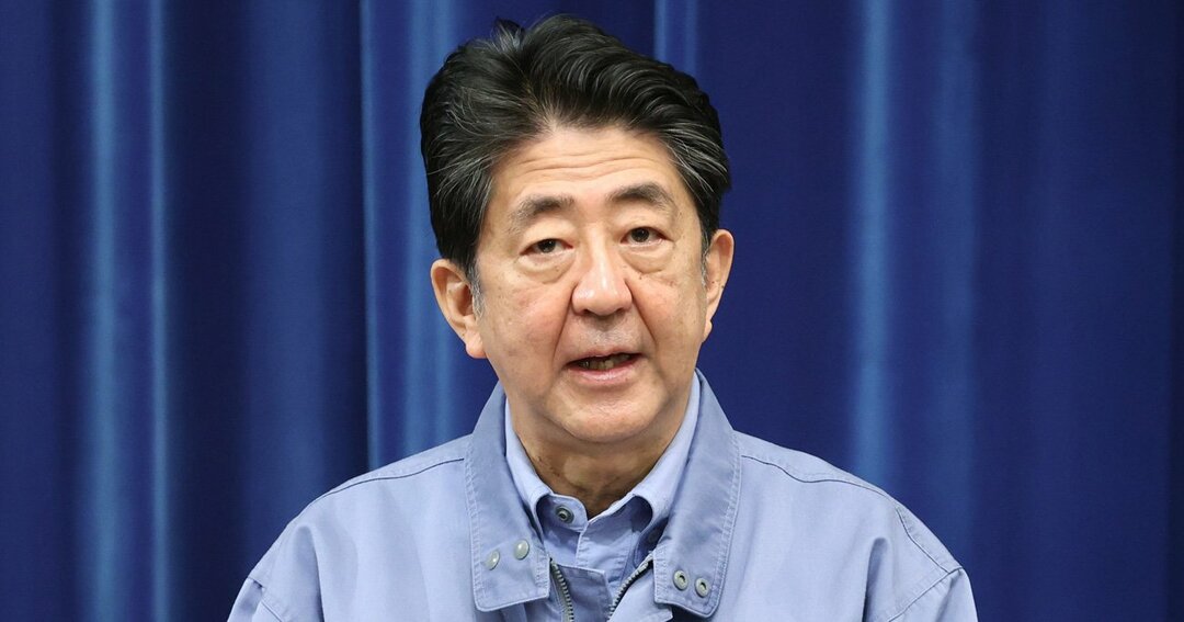 記者会見する安倍晋三首相