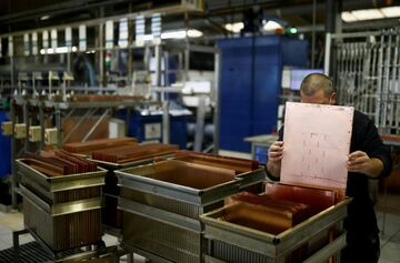 商品ブームで資源国に追い風、10年前の記憶再び