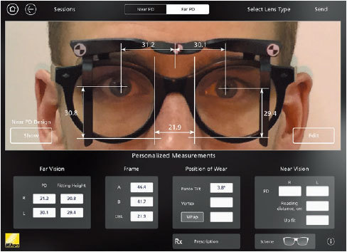 基本的な視力検査をした後に両眼バランステストや立体視テスト、十字テストなどの専門的な検査を行う。写真は検査用のアプリで近用の作業距離やレンズセンターポイント（遠用）などを測定した画面