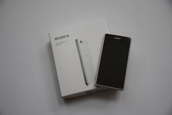 楽天モバイルから届いた端末「Xperia J1 Compact」