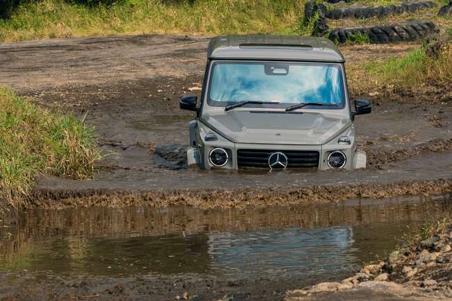 モーター走行にしたことで最大渡河性能がエンジン車よりも高くなった。バッテリーは強固にプロテクトされる（広報写真）